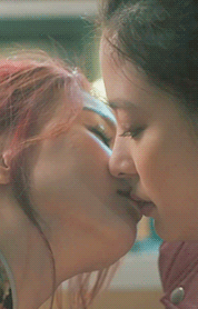 여자 끼리 키스_3.gif