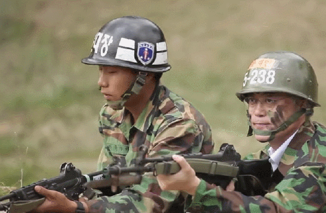 와....명왕.... 총기 취급하는 솜씨에 감탄했음 진짜._1.gif