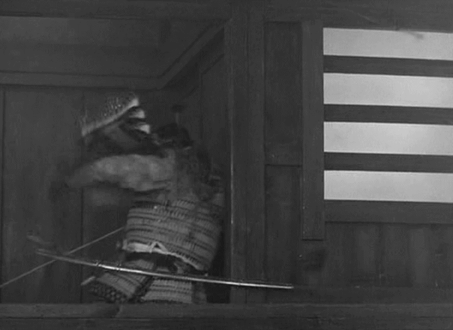 진짜로 지릴 뻔한 표정_1.gif