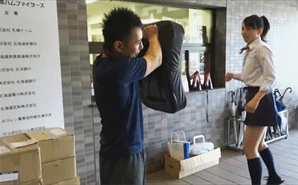 여학생의 뒷차기.gif_1.gif