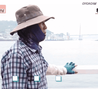 한 손으로 이수근을 표현한 아저씨._2.gif