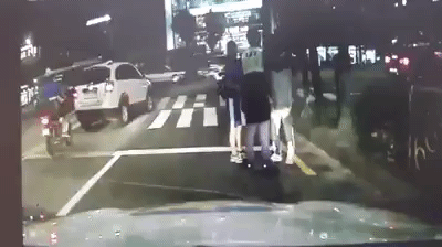 경찰한테 주먹질한 사람의 최후_1.gif