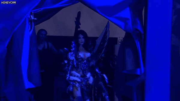 고증이 훌륭한 야만전사 코스프레_1.gif