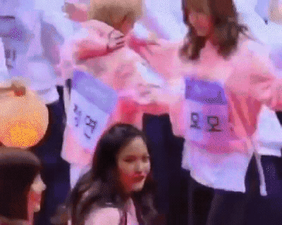 여자아이돌들의 장난.gif_1.gif