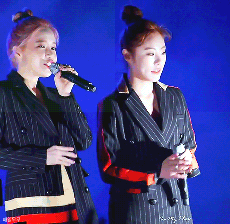 아이돌 시스루패션 근황_1.gif
