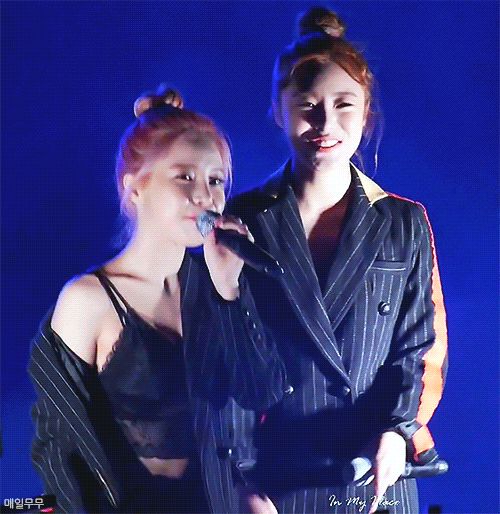 아이돌 시스루패션 근황_2.gif