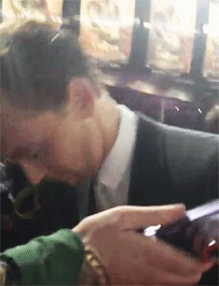 무릎을 꿇는 연예인.jpgif_6.gif