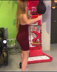 펀칭머신 치는 여자.GIF_1.gif