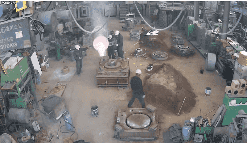 공포의 무쇠솥 공장 사고.gif_1.gif