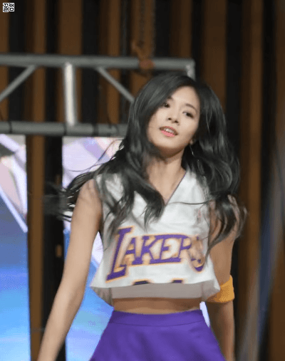 트와이스 쯔위 레전드짤 양산했던 대학교 축제.jpg_17.gif