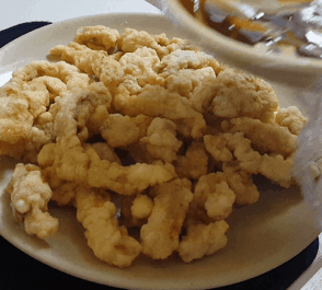 “넌 먹을줄 모르는구나? 이렇게 먹는거야..츄라이 츄라이”_1.gif