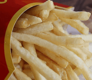 “넌 먹을줄 모르는구나? 이렇게 먹는거야..츄라이 츄라이”_2.gif