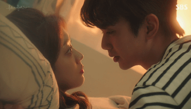 조보아 키스하는 짤.gif_2.gif