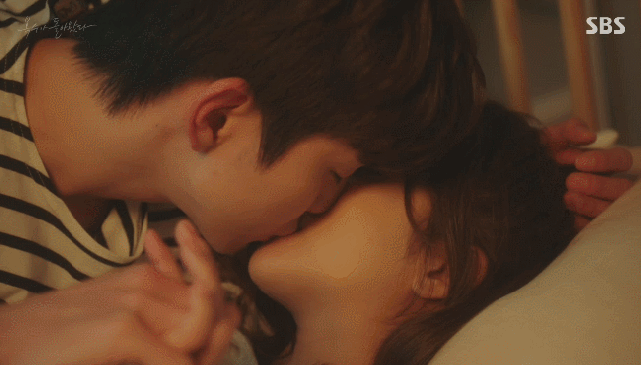 조보아 키스하는 짤.gif_5.gif