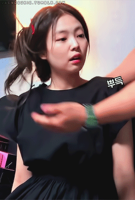 도수 치료 받는 제니 . GIF_2.gif