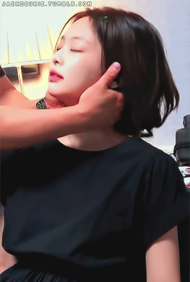 도수 치료 받는 제니 . GIF_3.gif