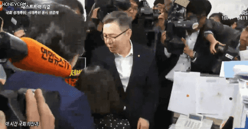 실시간 현재 국회 상황 (국회 직원 겁박하며 업무 방해 중인 자한당).gif_5.gif