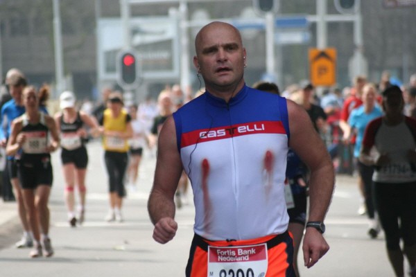 약혐) 젖꼭지 밴드를 마라톤할때 꼭 붙여야 되는 EU_4.gif