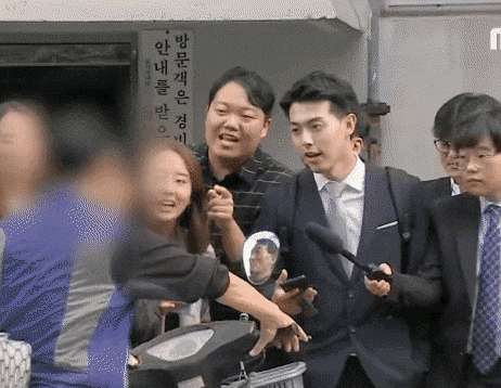 베글에 조국장관님께 무례하게 질문한 여기자_6.gif