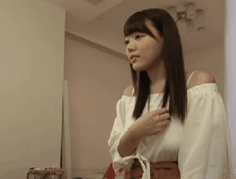 키작은 남자를 본 일본여자 반응(후방)_1.gif