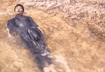 냇가에 흘러가는 성동일 .GIF_3.gif