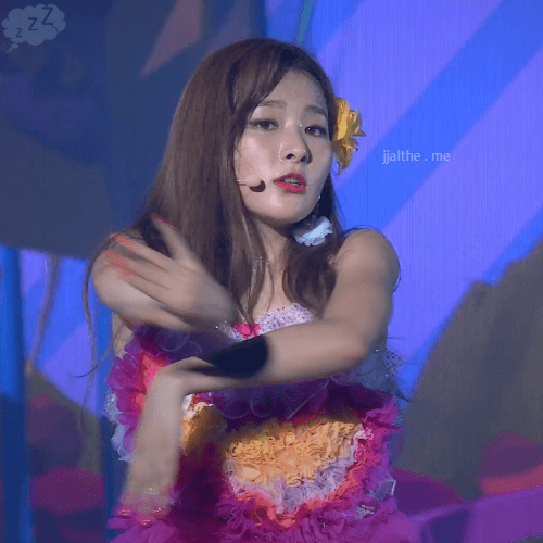 무대 위 에서 땀 흘리는 슬기_1.gif