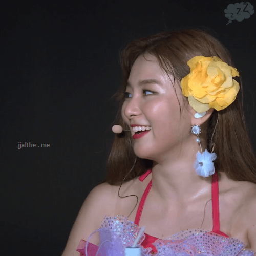 무대 위 에서 땀 흘리는 슬기_3.gif