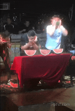 어리둥절 중국 수박빨리먹기대회...gif_1.gif