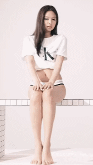 유명 아이돌 속옷 노출_3.gif