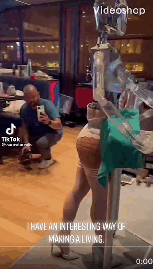 🤖) 특이점이 온 로봇 코스프레_1.gif