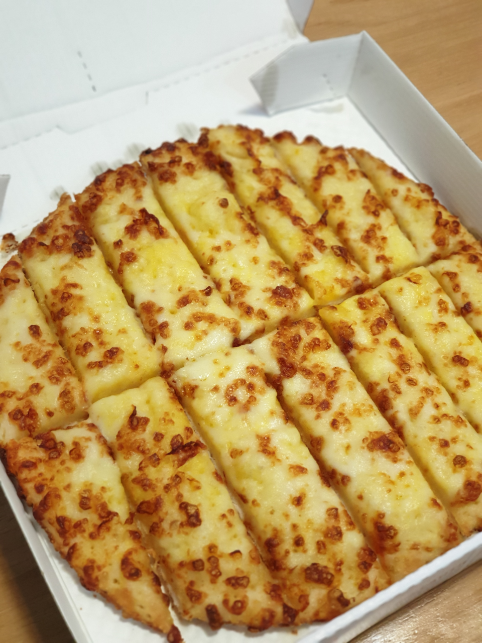 처음에는 빵귀퉁이를 따로 파냐고 했던 사이드메뉴