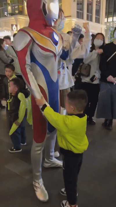 울트라맨의 약점_1.gif