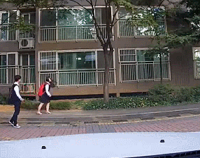 아파트 주차장 블랙박스에 찍힌 고딩 커플.gif_1.gif
