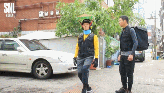 피자 배달하는 이병헌.gif_2.gif