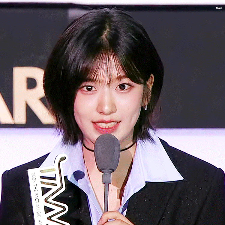 안유진이 예쁜가?_6.gif