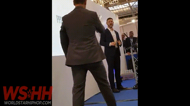 방검복 회사 사장 "회사 직원이 제가 입고있는 방검복을 직접 공격해보겠습니다"_4.gif