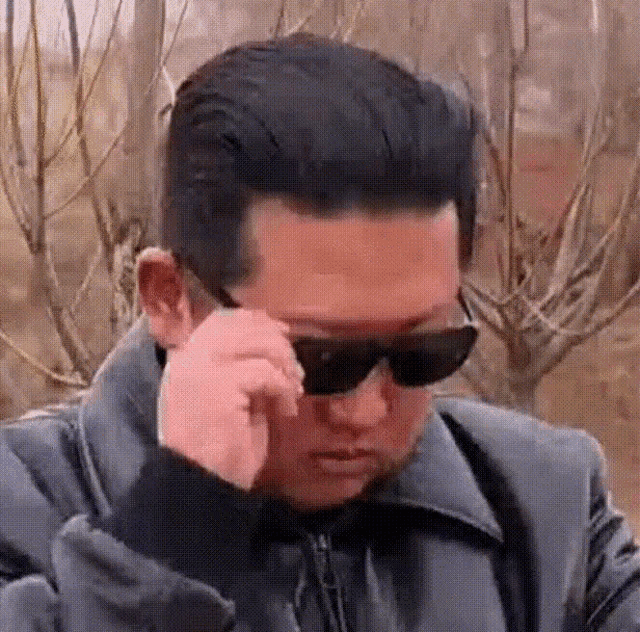 야근 하면서 곰곰히 생각해 보고 있습니다_1.gif