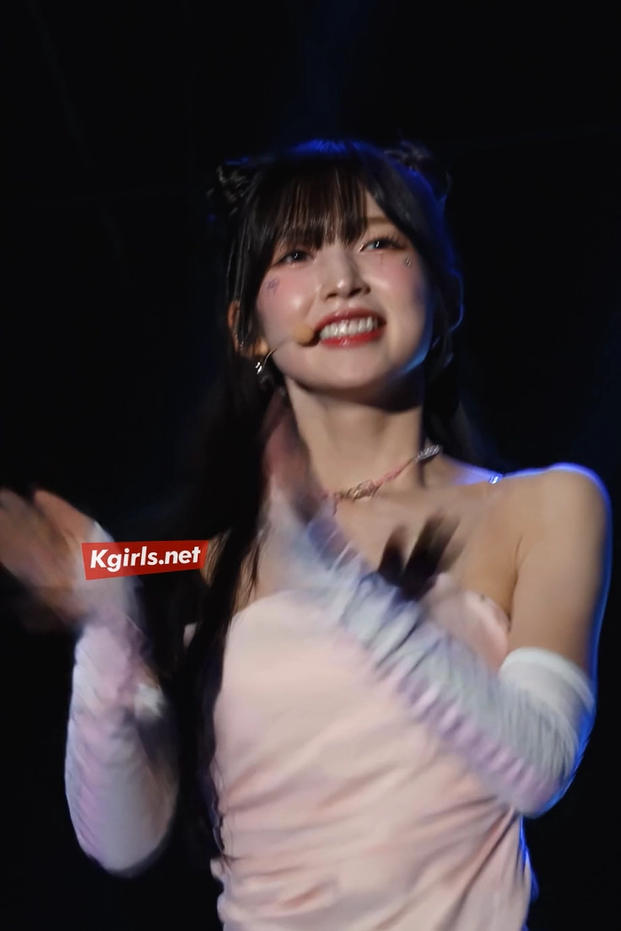 팔 드는 누나 gif_3.webp