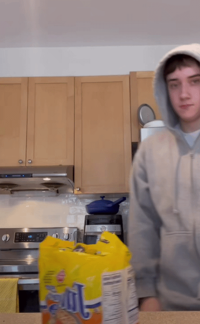 진라면 끓여먹는 외국인.gif_1.gif