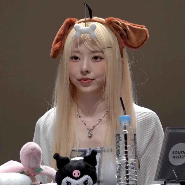 혀 낼름하는 누나 gif_1.webp