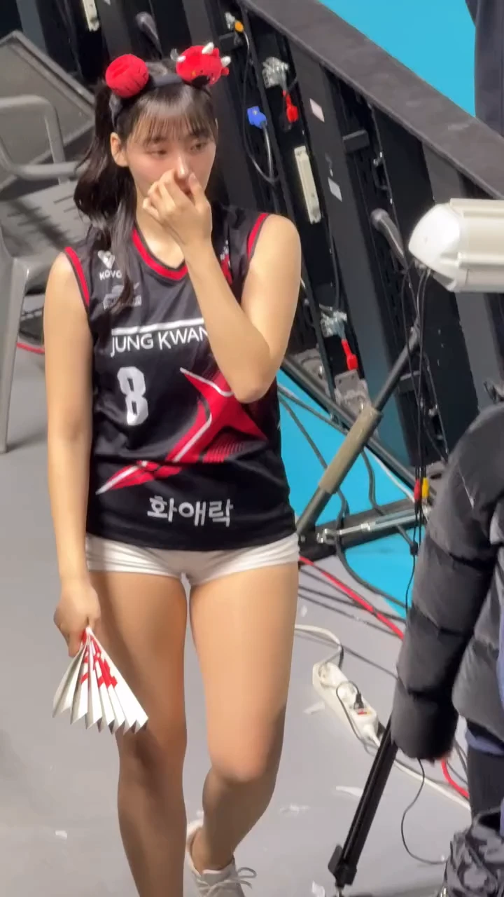 호불호 갈리는 허벅지 gif_1.webp