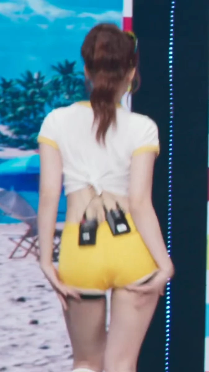 호불호 갈리는 복장 gif_1.webp