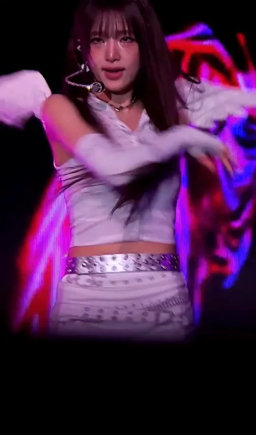 호불호 갈린다는 바지 색깔 gif_1.webp