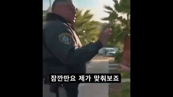 흑인 아이들이 수영장에 있어요!