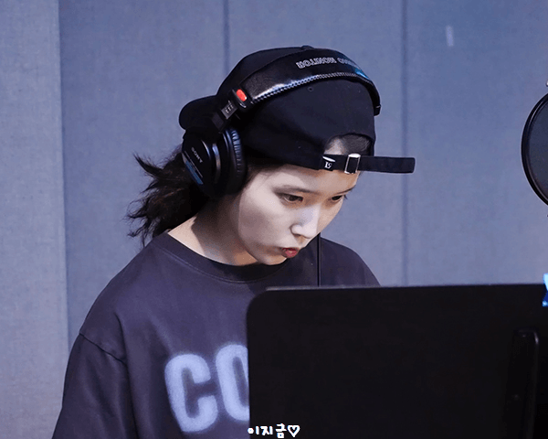 [IU] '미인' Recording Behind 편 움짤_4.gif