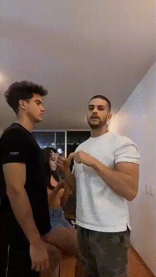 갑자기 목을 붙잡혔을 때 빠져나가는 방법.gif_1.gif