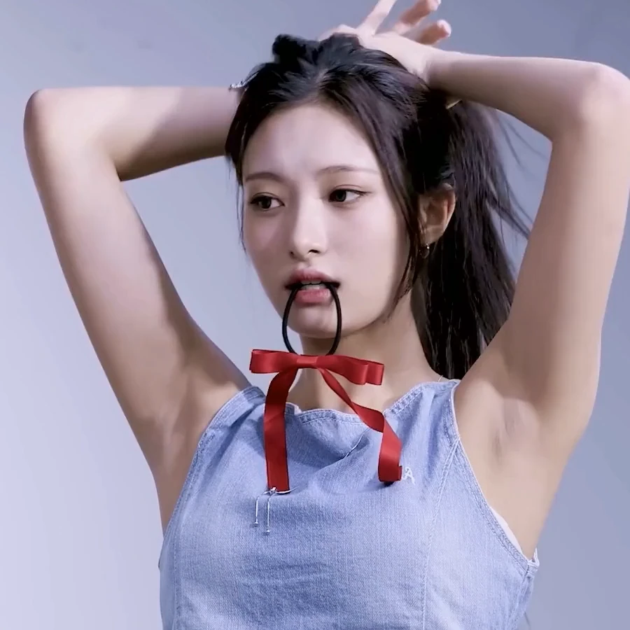 머리 묶는 아이돌 gif_1.webp