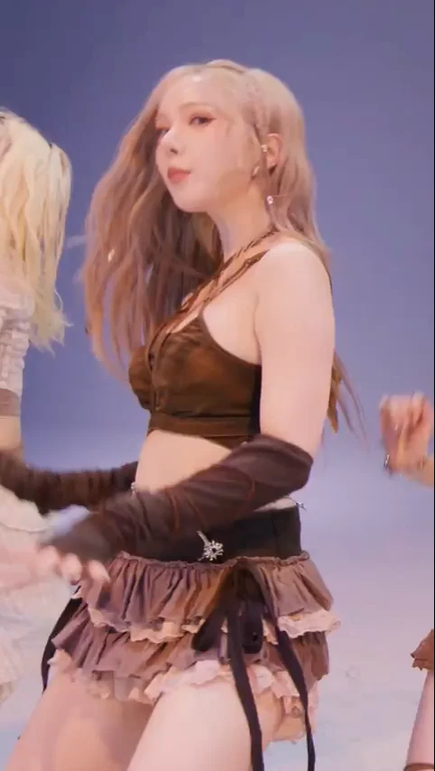 호불호 갈리는 치마 길이 gif_3.webp