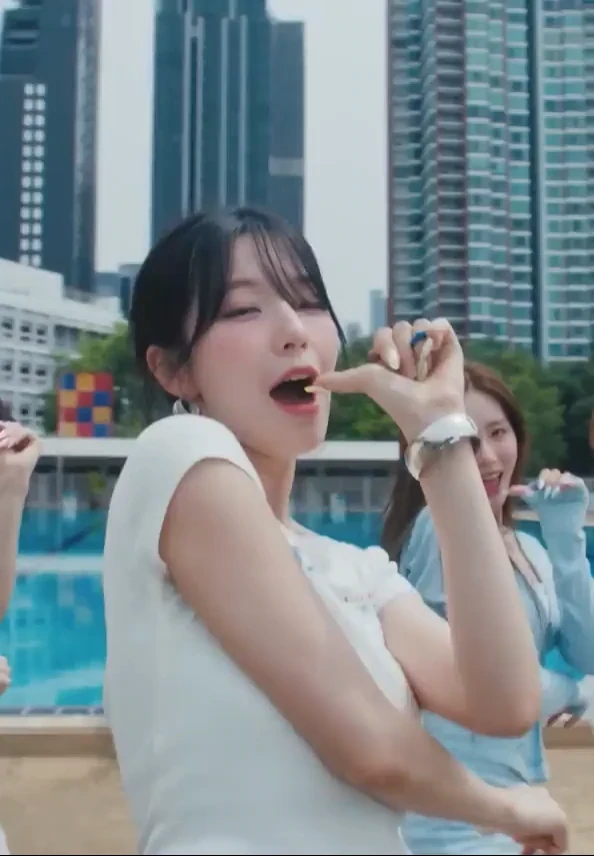 03년생 아이돌 gif_2.webp