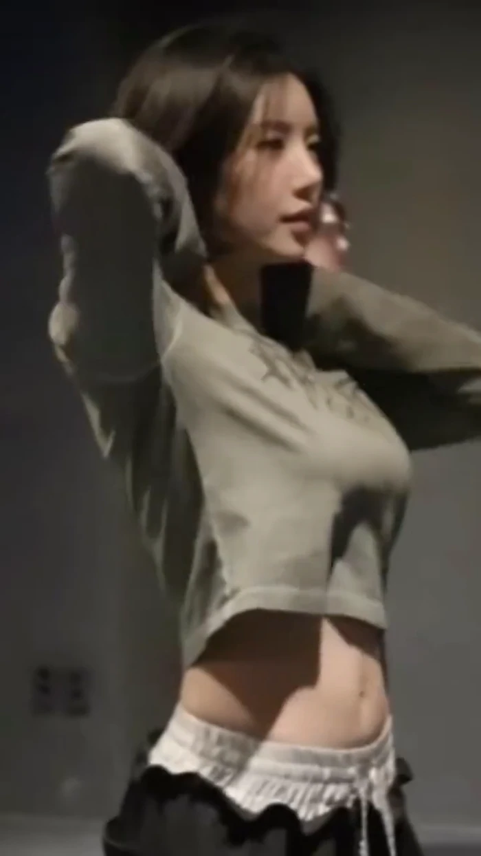 호불호 갈리는 배꼽 gif_1.webp